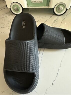 Like New - MIA Black Textured Platform Slide Sandals